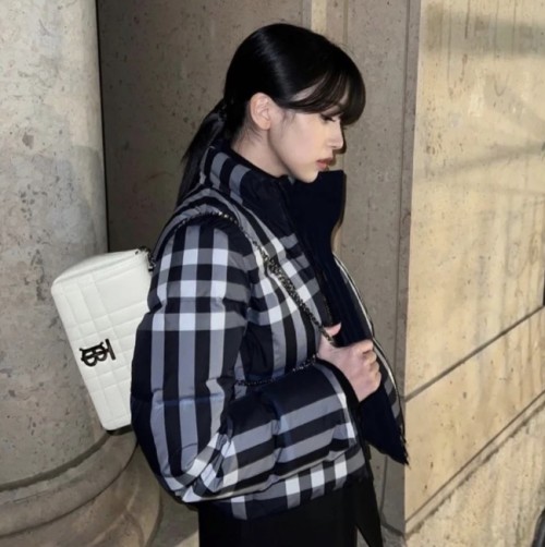 버버리 24FW 여성 네이비 블루 체크 쇼트 다운 자켓