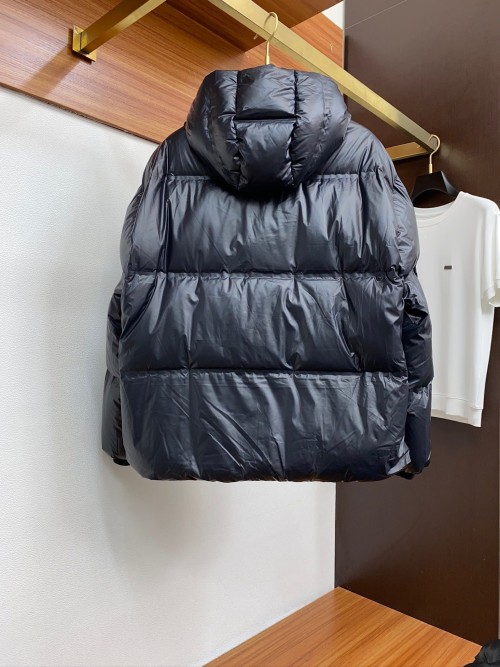 프라다 24FW 레드라벨 후드 다운 패딩 블랙