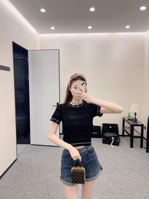 샤넬 24SS 라운드 자수로고 니트 반팔 블랙