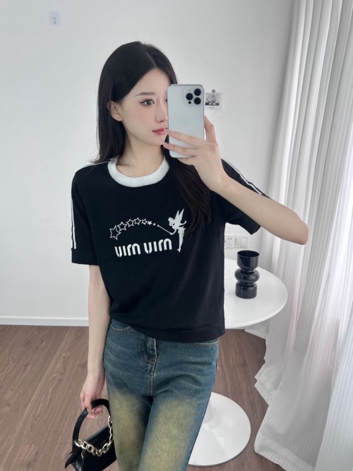 미우미우 24SS 입체 자수 로고 숏 반팔 티셔츠 블랙