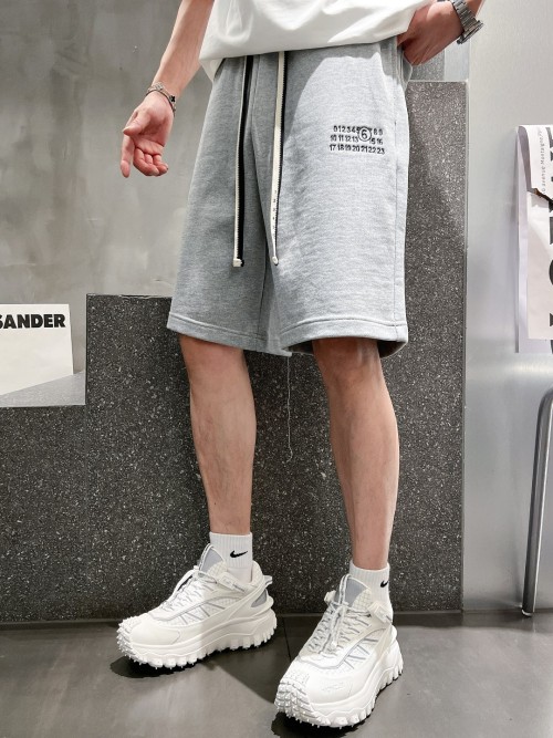 마르지엘라 24SS 자수로고 반바지 그레이