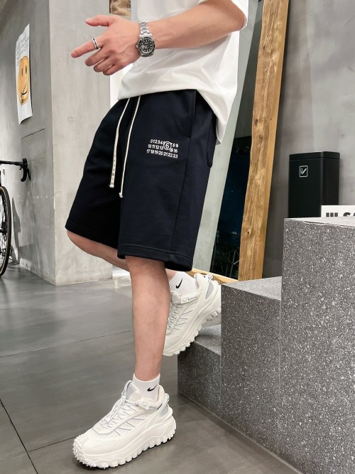 마르지엘라 24SS 자수로고 반바지 블랙