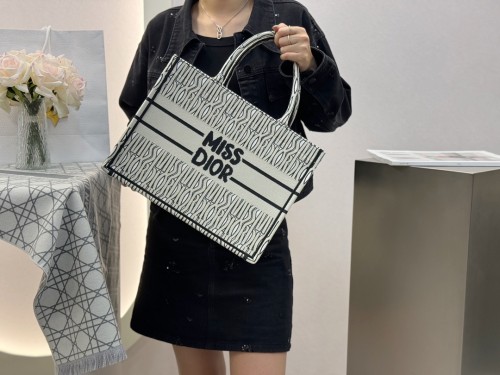 디올 화이트 & 페일 터콰이즈 Miss Dior Allover 자수 북 미듐 토트백
