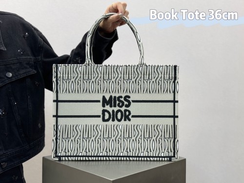 디올 화이트 & 페일 터콰이즈 Miss Dior Allover 자수 북 미듐 토트백