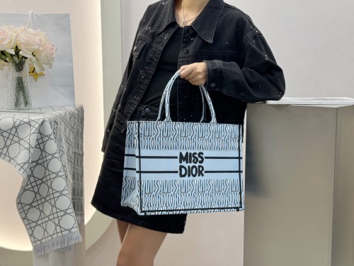 디올 페일 블루 & 블랙 Miss Dior Allover 자수 북 미듐 토트백