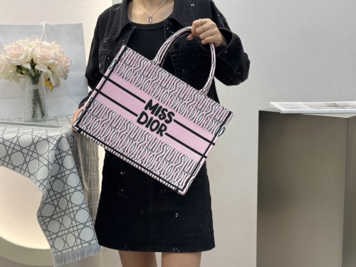 디올 화이트 & 페일 핑크 Miss Dior Allover 자수 북 미듐 토트백