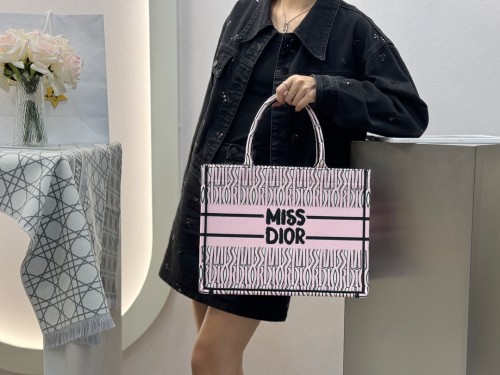 디올 화이트 & 페일 핑크 Miss Dior Allover 자수 북 미듐 토트백