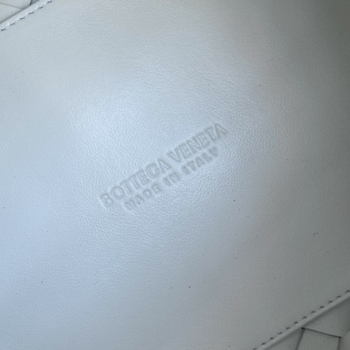 보테가베네타 인트레치아토 레더 숄더백 화이트 796569