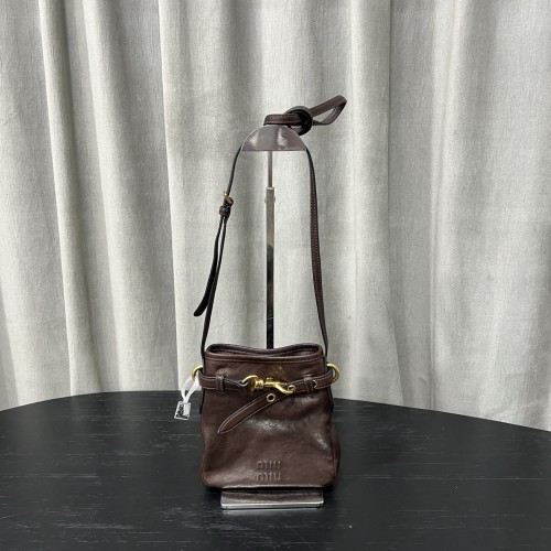 미우미우 나파 레더 파우치